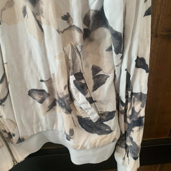 B. Young Llisa Bomber Jacket Size M - Picture 2 of 4